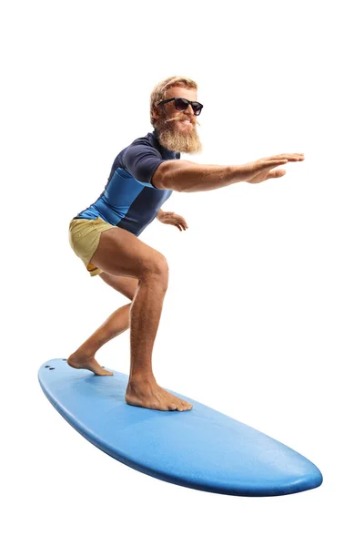 Bärtiger Typ Mit Sonnenbrille Auf Einem Surfbrett Auf Weißem Hintergrund — Stockfoto