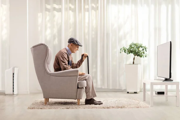 Smutny Samotny Starzec Siedzący Fotelu Domu — Zdjęcie stockowe