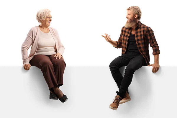 Donna Anziana Ascoltare Ragazzo Barbuto Seduto Pannello Bianco Isolato Sfondo — Foto Stock