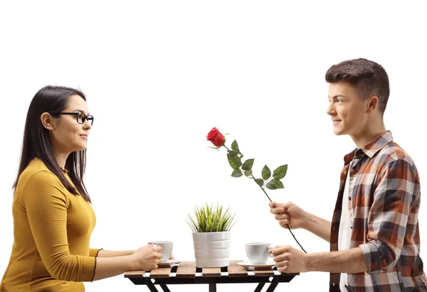 Tipo Café Dando Una Rosa Roja Una Hembra Aislada Sobre — Foto de Stock