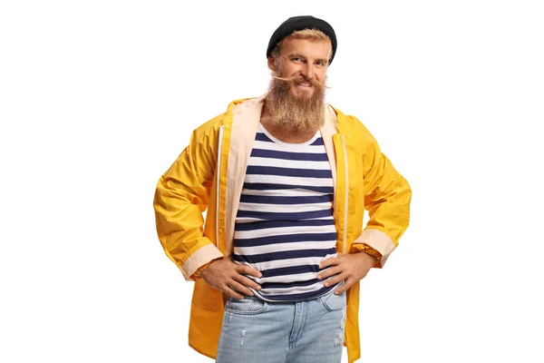 Baard Man Met Een Gestreept Shirt Een Gele Regenjas Glimlachen — Stockfoto