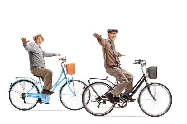 Zwei Ältere Männer Auf Fahrrädern Mit Weit Geöffneten Armen Isoliert — Stockfoto