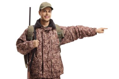 Beyaz arka planda izole edilmiş, bir av tüfeği olan avcı.