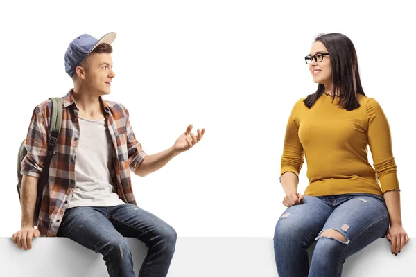 Estudantes Sentados Uma Placa Painel Conversando Isolados Fundo Branco — Fotografia de Stock