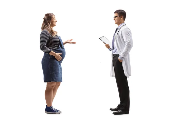 Vollständige Profilaufnahme Einer Schwangeren Frau Die Mit Einem Jungen Arzt — Stockfoto