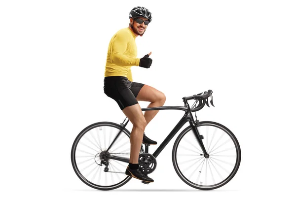 Männlicher Radfahrer Mit Helm Fährt Rennrad Und Zeigt Auf Weißem — Stockfoto