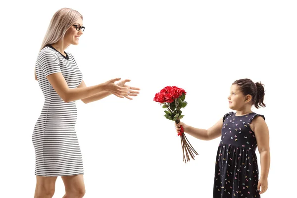 Дівчина Дарує Червоні Троянди Молодій Жінці Ізольовані Білому Тлі — стокове фото