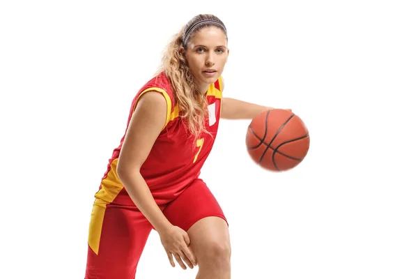 Genç Bayan Basketbolcu Beyaz Arka Planda Izole Edilmiş Bir Topa — Stok fotoğraf