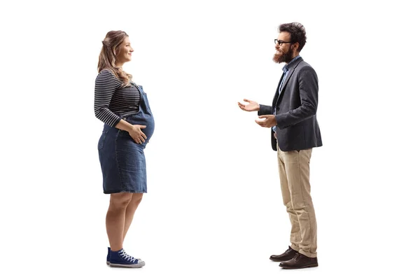 一个孕妇和一个留着胡子的男人在白人背景下单独谈话的全景照片 — 图库照片