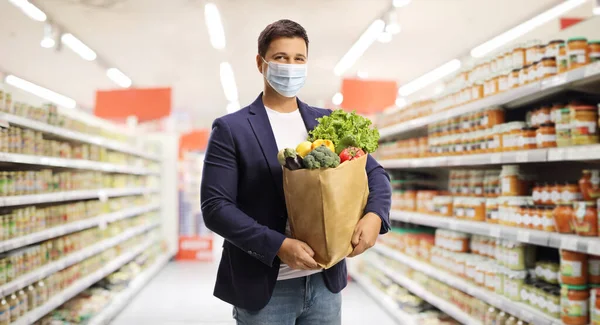 Jongeman Met Een Boodschappentas Met Een Gezichtsmasker Een Supermarkt — Stockfoto