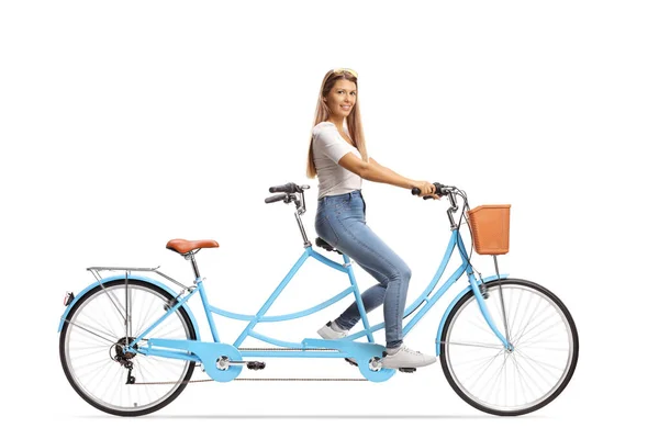 Glimlachende Jonge Vrouw Casual Kleding Rijden Een Tandem Fiets Geïsoleerd — Stockfoto