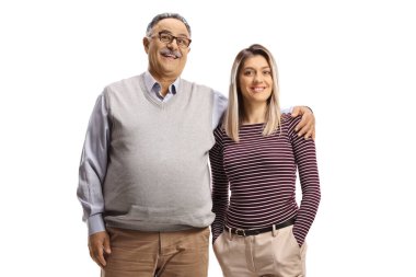 Beyaz arka planda kızıyla poz veren olgun bir baba.