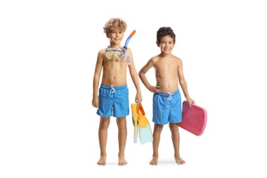 Beyaz arka planda yüzen ve dalış yapan yüzgeçleri tutan çocuklar