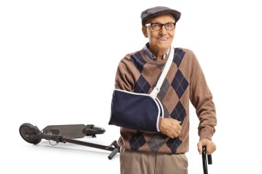 Beyaz arka planda izole edilmiş elektrikli scooter ile bir kazada yaralanan yaşlı adam