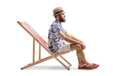 Çizgili plaj sandalyesinde oturan adam beyaz arka planda izole edilmiş.