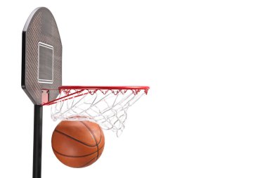 Beyaz arkaplanda izole edilmiş bir ağdan düşen basketbol topu