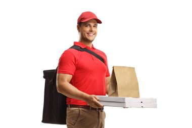 Beyaz arka planda paketli ve pizza kutularıyla yemek dağıtan adam.