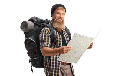 Sırt çantalı sakallı bir yürüyüşçü beyaz arka planda izole edilmiş bir harita tutuyor.