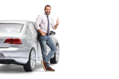 Gümüş rengi arabalı bir adam beyaz arka planda baş parmağıyla işaret veriyor.