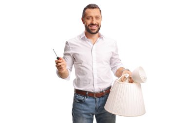 Kolye lambası ve beyaz arka planda izole edilmiş bir tornavida tutan adam.