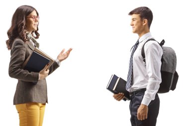 Genç bir öğretmenin beyaz arka planda izole edilmiş genç bir erkek öğrenciyle konuşmasının profil fotoğrafı.