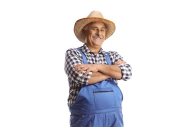 Mavi tulumlu olgun çiftçi beyaz arka planda yalnız poz veriyor.