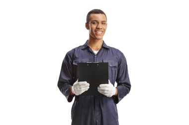 Afro-Amerikan araba tamircisi elinde bir dosya ve beyaz arka planda izole bir gülümseme tutuyor.