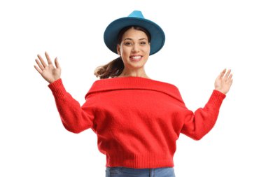 Beyaz arka planda mavi şapkalı neşeli genç bir kadın.