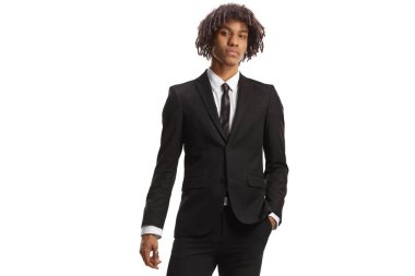 Siyah takım elbiseli, beyaz arka planda yaşayan yakışıklı Afro-Amerikan bir adam.