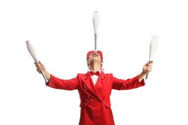 Kırmızı elbiseli hokkabaz elinde hokkabazlık sopaları beyaz arka planda izole edilmiş.