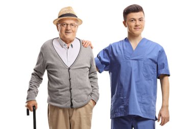 Beyaz arka planda izole edilmiş yaşlı bir adamla birlikte erkek sağlık görevlisi.