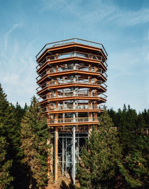 Ağaç Tepesi Gözlemevi. Pohorje, Rogla, Slovenya, Avrupa. Popüler seyahat hedefi.