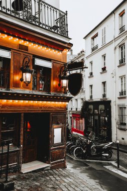 Evleri olan tipik Fransız caddeleri kafe ve restoranlardır. Paris, Fransa.