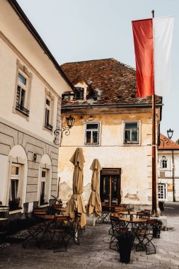Açık hava restoranı olan tipik bir Avrupa caddesi. Eski şehir Radovljica, Slovenya.