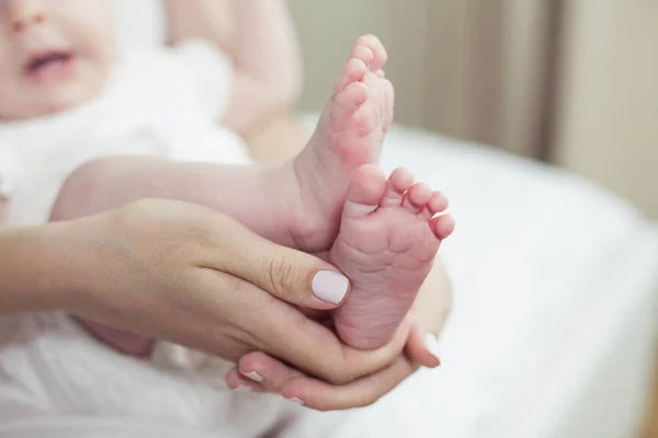 关闭新生婴儿脚。婴儿脚在母亲的手中。宝贝。舒适。爱。家庭. — 图库照片