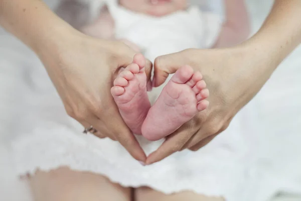 Närbild av nyfödd baby fötter. Babys fot i mor händerna. Baby. Cozy. Kärlek. Familj. — Stockfoto