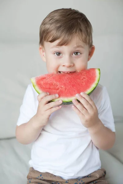 Niño Pequeño Lindo Años Está Comiendo Una Sandía Verano Calor —  Fotos de Stock