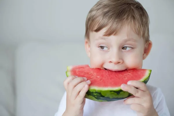 Menino Bonito Pequeno Anos Está Comendo Uma Melancia Verão Calor — Fotografia de Stock