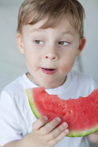 小さなかわいい男の子 スイカを食べています スイカ スイカを手に幸せな少年の肖像画 明るい色合い 居心地の良い — ストック写真