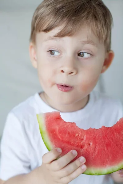 一个4岁的小可爱男孩正在吃西瓜 一个带着西瓜的快乐男孩的肖像 明亮的色调 — 图库照片