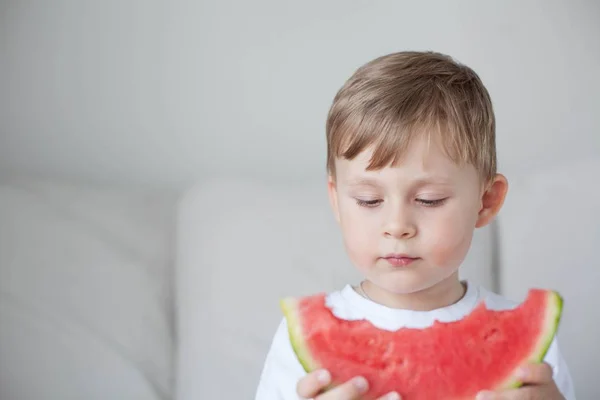 Mały Chłopiec Cute Lat Jest Jedzenie Arbuza Letnich Ciepła Arbuz — Zdjęcie stockowe