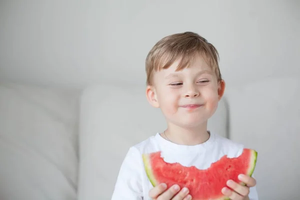 Mały Chłopiec Cute Lat Jest Jedzenie Arbuza Letnich Ciepła Arbuz — Zdjęcie stockowe