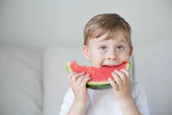 Menino Bonito Pequeno Anos Está Comendo Uma Melancia Verão Calor — Fotografia de Stock