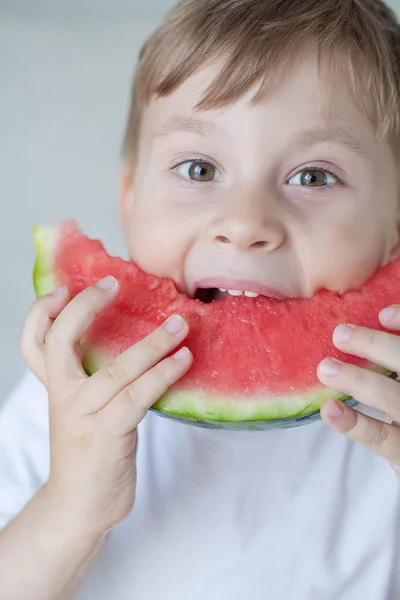 Ein Kleiner Netter Junge Von Jahren Isst Eine Wassermelone Sommer — Stockfoto