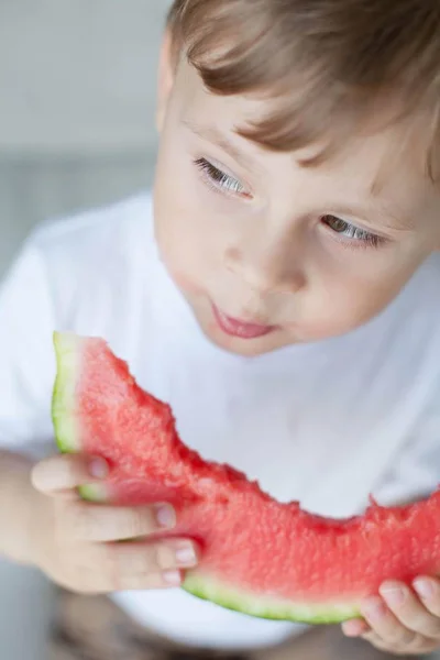 Mały Chłopiec Cute Lat Jest Jedzenie Arbuza Letnich Ciepła Arbuz — Zdjęcie stockowe