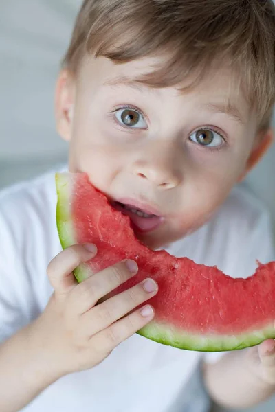 Niño Pequeño Lindo Años Está Comiendo Una Sandía Verano Calor — Foto de Stock