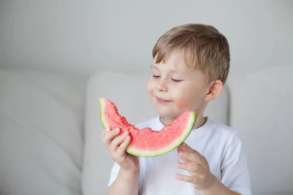Menino Bonito Pequeno Anos Está Comendo Uma Melancia Verão Calor — Fotografia de Stock