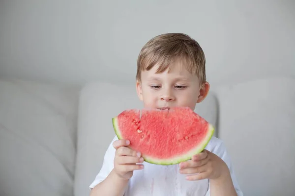 Ein Kleiner Netter Junge Von Jahren Isst Eine Wassermelone Sommer — Stockfoto