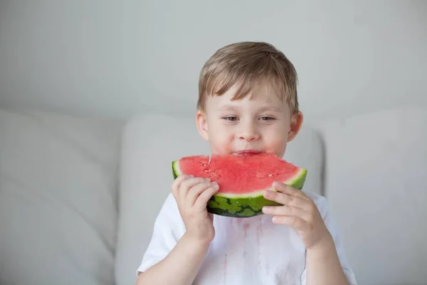 Menino Bonito Pequeno Anos Está Comendo Uma Melancia Verão Calor — Fotografia de Stock