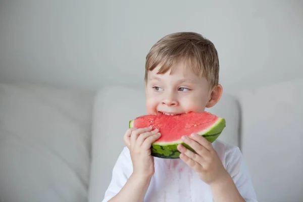 Ein Kleiner Netter Junge Von Jahren Isst Eine Wassermelone Sommer — Stockfoto